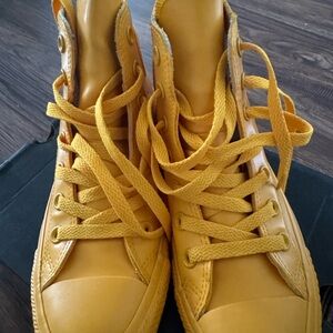 Yellow converse/ women 6 / Rubber Material